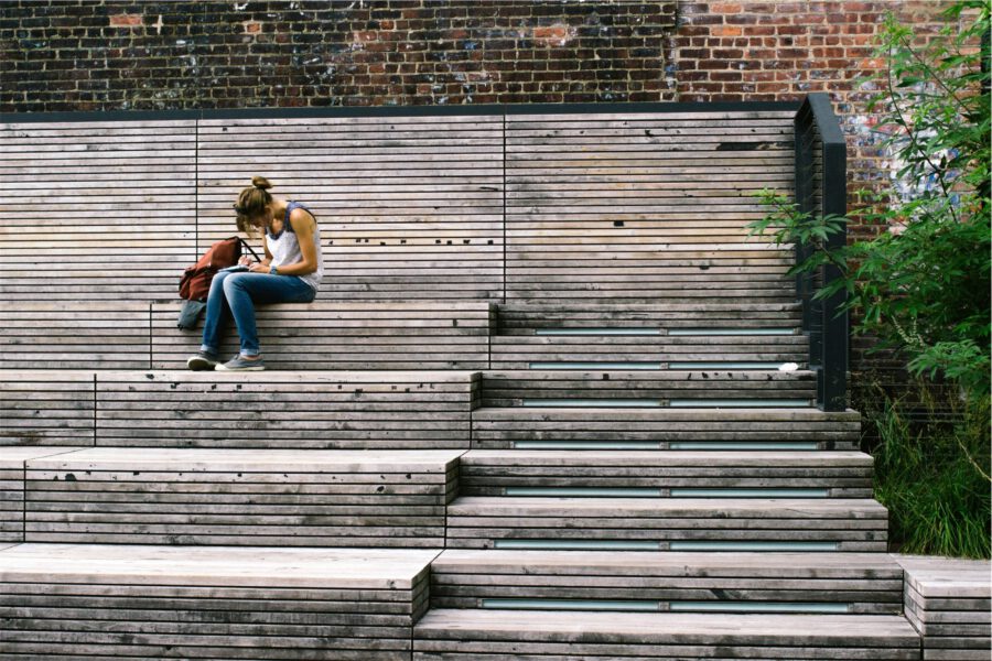 ławkowe mądrości, czyli o czym myśli student - studentka na ławce