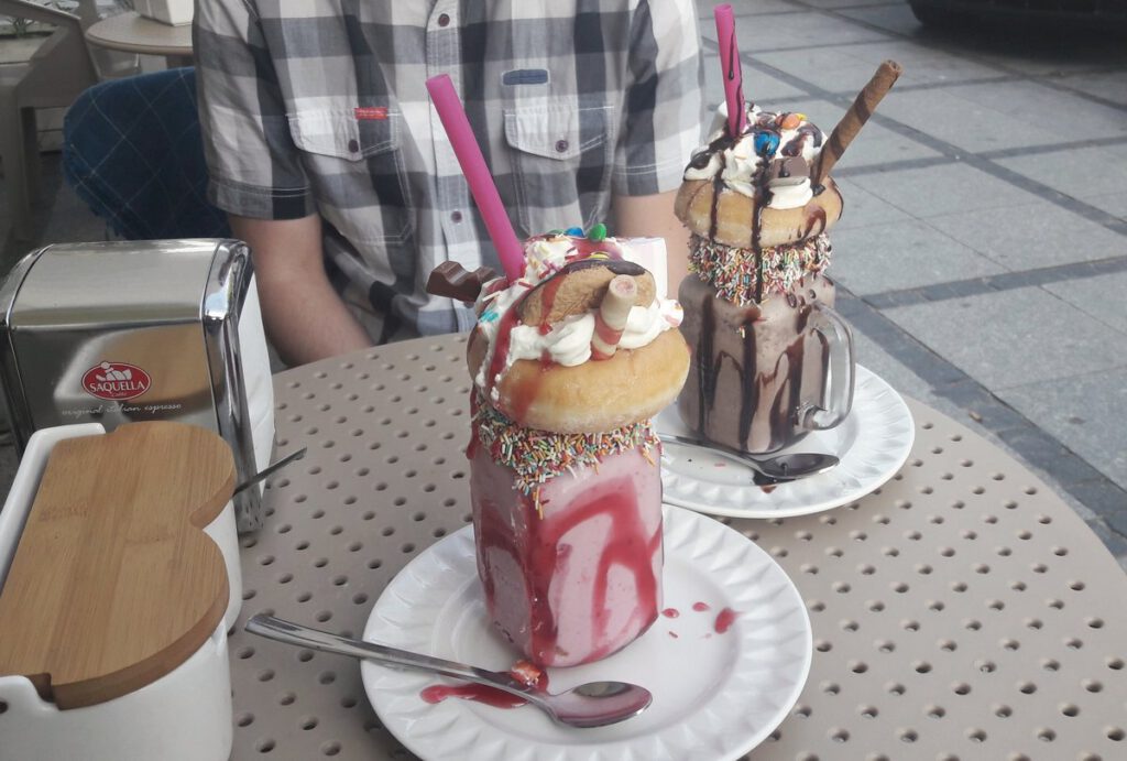 malinowy Monster Shake w słoiku - cafe przy Alei