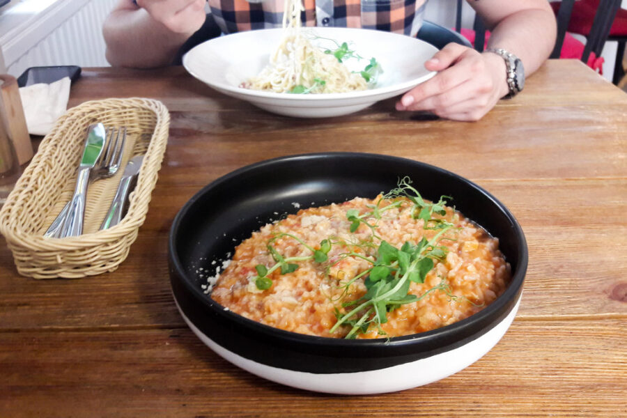 co fajnego w Pszczynie - zdjęcie risotto i spaghetti carbonara w resturacji Punkt G