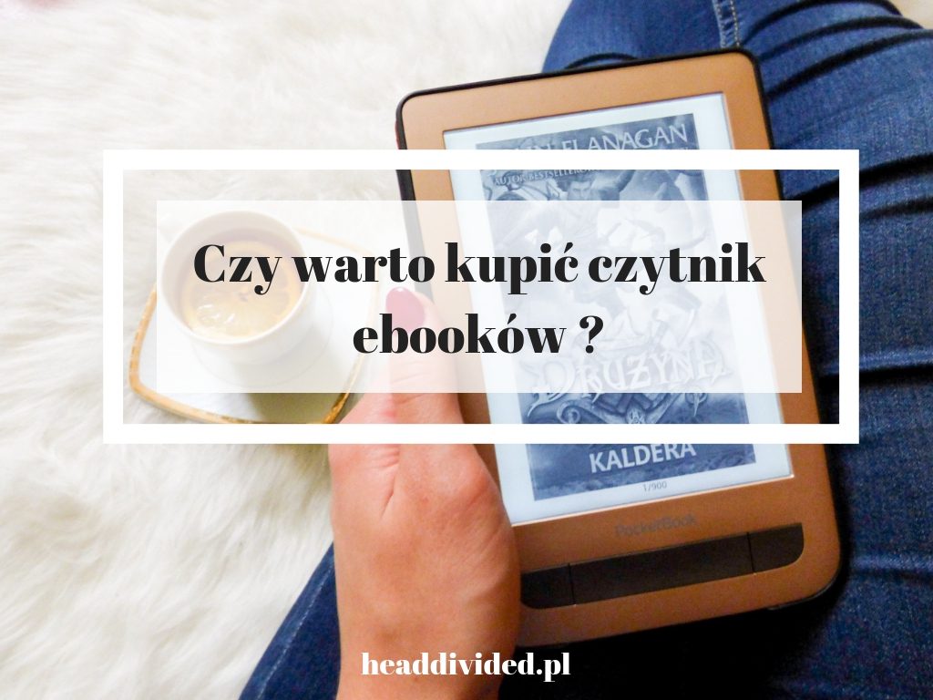 Czy warto kupić czytnik ebooków i dlaczego tak - czytnik, herbata i niebieskie jeansy w tle