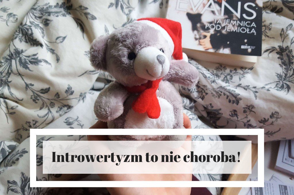 Introwertyzm to nie choroba ani fobia społeczna ani nieśmiałość - grafika z misiem
