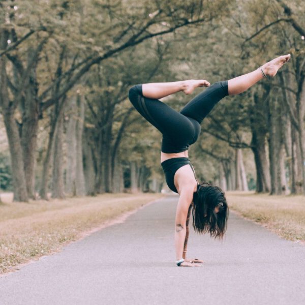 nic nie wiemy o zdrowiu - dziewczyna ćwicząca jogę